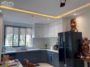 Cần bán căn nhà mặt tiền mới xây trung tâm chợ Đầm , cách biển 500m