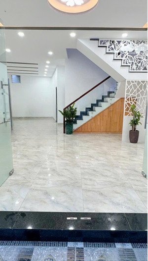 bán nhà đẹp 2 tầng 1 tum mặt tiền kinh doanh đường ngô đến