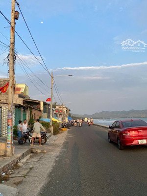 bán căn biệt thự sân vườn mặt tiền biển bờ kè - phước tỉnh hướng đông nam.