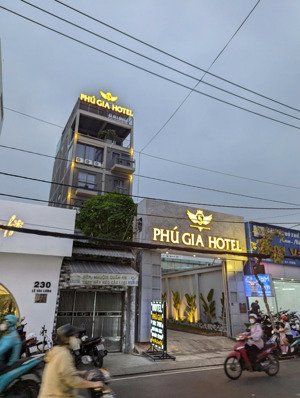 chính chủ cần bán khạc sạn mt lê văn lương - quận 7 -( 6.5x50) 6 tầng -hdt 120tr/th -bán 42 tỷ