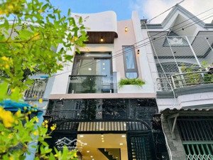 chính chủ bán gấp căn nhà gần chợ bến thành, đ. thủ khoa huân - q1, 63m2. đang cho thuê 26tr