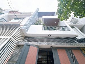 tôi cần tiền bán nhà phan liêm-đakao-q1, gần công viên lê văn tám. 3tỷ930/67,9m2 đang cho thuê 27tr