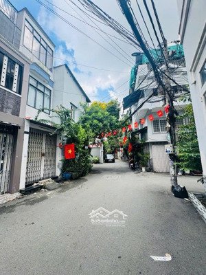 nhà 2 tầng bùi đình tuý xe hơi ngủ trong nhà 82 m2 ngang khủng 8,4 chỉ 7,x tỷ