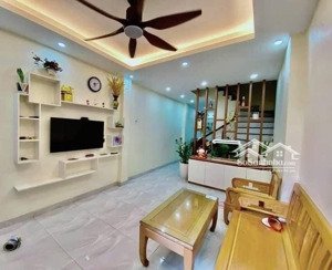 gia đình cần bán căn nhà 3 tầng dt 55m nằm trên trục kinh doanh tại hậu dưỡng kim chung đa-hn