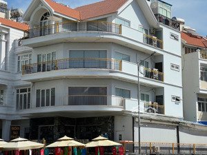 khan hiếm cho thuê nguyên tòa nhà vp căn góc 2 mt kdc himlam dt: 200,8m2 giá: 135tr lh: 