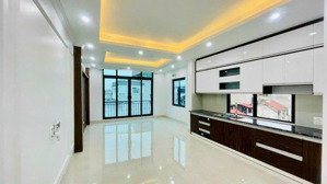 chính chủ cho thuê nhà mới xây cầu giấy 60m 7 tầng thông sàn, thang máy, đầy đủ điều hòa, oto 40tr