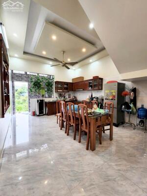 Cho thuê nhà 3 tầng mặt đường Máng Nước, An Đồng 90m2 vị trí siêu đẹp