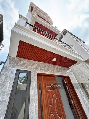 (ảnh thật) nhà 4 tầng sổ đỏ 40m2 gần ngã tư canh đường tl70, cách 50m ra đường ô tô tránh nhau