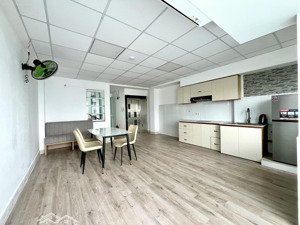 cho thuê penthouse 100m2 có sân thượng riêng . gần cc bộ công an , mm market ,cầu sài gòn ,ga metro