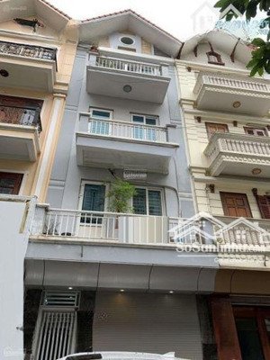 cho thuê nhà phố trung kính. dt 70m x 4t. oto đỗ cửa. giá 30tr