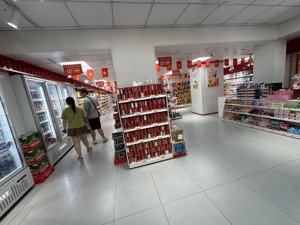 cho thuê nhà mặt phố huỳnh thúc kháng, dt 300m2x3 tầng, mt 10m, giá 200tr, lh 