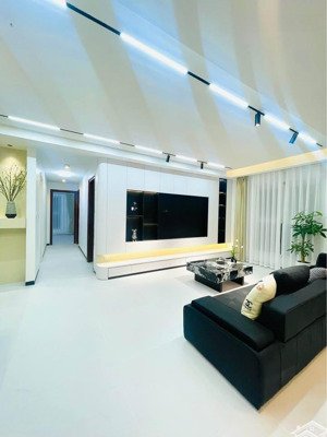 vợ chồng tôi cần bán gấp căn 3n 125m2 golden palace mễ trì, full nội thất, giá 8 tỷ, có slot ô tô