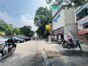 bán nhà mặt phố vip trần khát chân, vỉa hè siêu rộng,vị trí đẹp, tuyến phố sầm uất, giá nhỉnh 18 tỷ