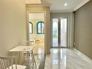 căn hộ 2 phòng ngủ, nguyên sàn có sân thượng riêng, rộng 80m2 hình thật