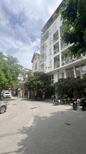 em bán nhà 5 tầng dân xây, sát phố tô ngọc vân, 10m ô tô tránh, đi bộ 500m ra hồ tây lộng gió.