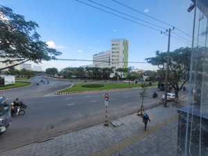 cho thuê tòa nhà bề ngang 25m mặt tiền nguyễn hữu thọ, 249 triệu, 2000 m2