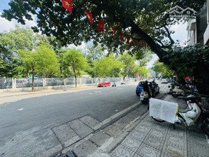 - bán nhà - phố , ngọc hà ba đình view lăng bác nhà đẹp 6 tầng, lô góc - thoáng sáng