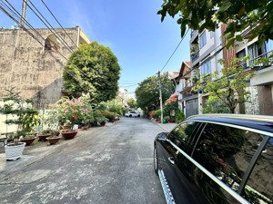 cần bán cụm góc ngay 261,5m2 đh sư phạm kỹ thuật rộng 13m