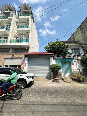 vị trí đẹp sát mặt tiền - 2 mặt trước sau dương quảng hàm p5 gv - nhà cấp 4 - đường 12m - chỉ 11 tỷ