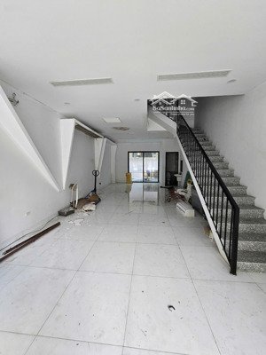 cho thuê shophoues mặt đường lớn 30m, vị trí đẹp giá thuê chỉ 10tr/tháng