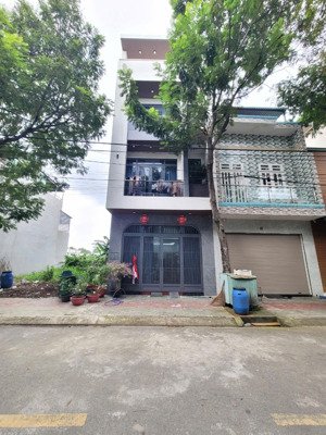 bán nhà 2 lầu gần aeon mall có phòng ngủ dưới cực tiện lơi