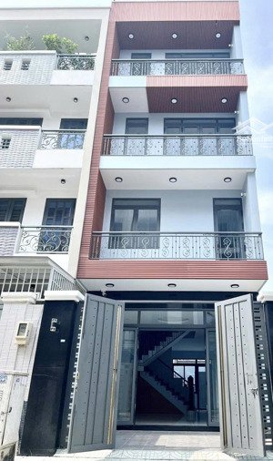 chính chủ cần bán nhà kế bên công viên đầm sen