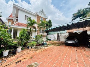 cho thuê biệt thự qq18 đường ba vì - quận 10- 15x30m- 2 lầu -sân vườn