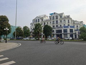 bán biệt thự vinocenpark 1 - sao biển 1 . gia lâm hà nội diện tích : 70m2 * 6m * 5 tầng * 18,8 tỷ