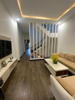 chính chủ gửi bán nhà 3 tầng mt nguyễn đăng đạo p hoà cường bắc -hải châu
sau nhà là sân banh