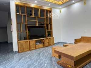 chủ cần bán gấp căn nhà 3 tầng + sân vườn tổng 300m2. ô tô vào đất gần cụm công nghiệp hà nội.