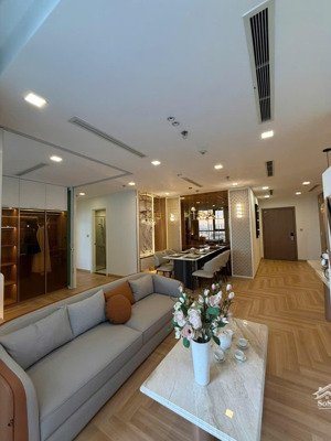 bán 3 phòng ngủ nội thất cao cấp tòa p3 tầng trung