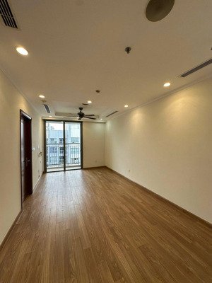 rẻ nhất thị trường căn 2 ngủ tầng cao tòa vip p10 ,ban công hướng nam view bể bơi. lh: 