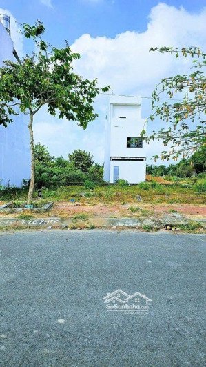 em còn vài nền ngay thị trấn ba tri , khách hàng mua nhanh em để giá tốt 620tr , 100m2 , sổ riêng.