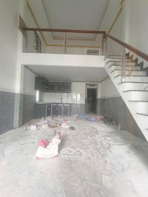 chủ bán nhà cấp 4 và 5 phòng trọ gần chợ xóm nghèo và khu công nghiệp sóng thần dt 165 m , ngang 5