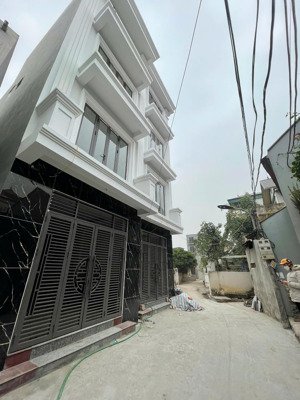 nhà ngay chợ vân côn, vị trí cực đep, ngõ 3m xe để thoải mái. cách 30m ra đường ô tô tránh-giá tốt