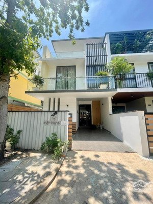 biệt thự song lập the garland2 mặt tiền.dt 200m2. nhà hoàn thiện . sổ hồng sẵn. giá 22 tỷ