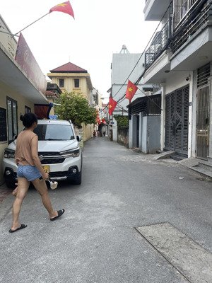 cần bán nhà 5 tầng cách ô tô 10m, ngõ thông, gần phố ,có bãi đỗ xe nhà văn hoá ngay đó