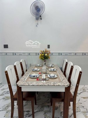 chủ gủi bán gấp nhà căn góc 2pn