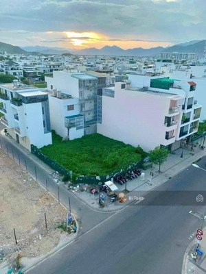 chủ cần bán nhanh 1 cụm 4 lô đất mặt tiện số 4 , bám đường 20m thuận tiện lm khác sạn kinh doanh