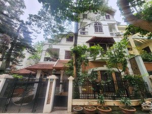 chủ cần bán gấp bt víp dịch vọng cầu giấy, 250/270m. 4 tầng. mặt tiền 20m. giá hơn 70 tỷ