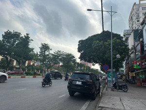 mặt đường - hoàng quốc việt - cầu giấy. ví trí vàng, 4 tỷ/ năm. 117m - 6 tầng - mt 11.3m - 77 tỷ