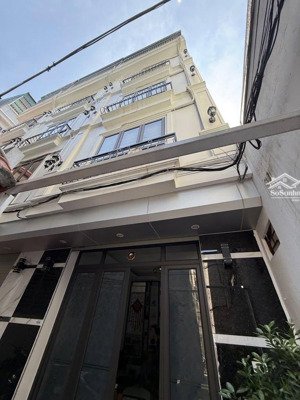 - bán nhà cầu giấy, 10m ô tô, sát phố, nội thất xịn sò, 38m2, 12 tỷ.