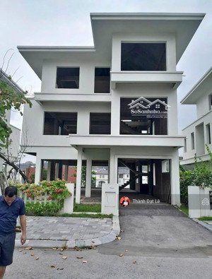 chính chủ bán cắt lỗ 2,5 tỷ biệt thự view biển 3,5 tầng 300m2 trung tâm du lịch bãi cháy, hạ long