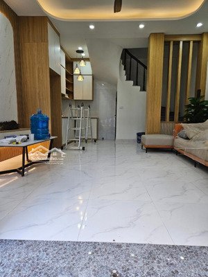 cần bán căn nhà phố triều khúc oto đỗ cửa .nhà thiết kế theo phong cách hiện đại. kinh doanh víp.