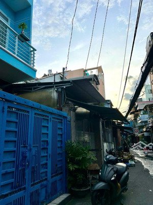 bán nhà 2 mặt trước sao, mặt sau là mt đường đoàn văn bơ, thông ra tôn đản, nguyễn tất thành qua q1