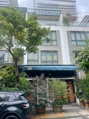 villa mt đường số 7 và đường số 5 hà đô centrosa quận 10. dt ( 5.5x16m) 4 tầng cực đẹp, giá 47.5 tỷ