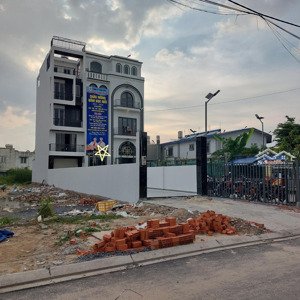 nhà mới, diện tích 190m2, sân chơi thể thao được, đối diện trường c2