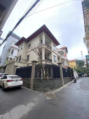 cho thuê nhà trần quốc hoàn , dt 200m, 3 tầng, căn góc, mt 10m, nhà đẹp, ở luôn, 65tr/tháng