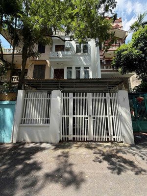 cho thuê nhà hoàng quốc việt , dt118m, 4 tầng, mt5.6m, nhà đẹp ở luôn, 35tr/tháng