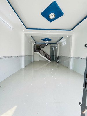 cho thuê nhà 3 lầu mới đẹp lộ giới 30m gần bên xe tp thuận tiện mở vp công ty nhà có 3 máy lạnh